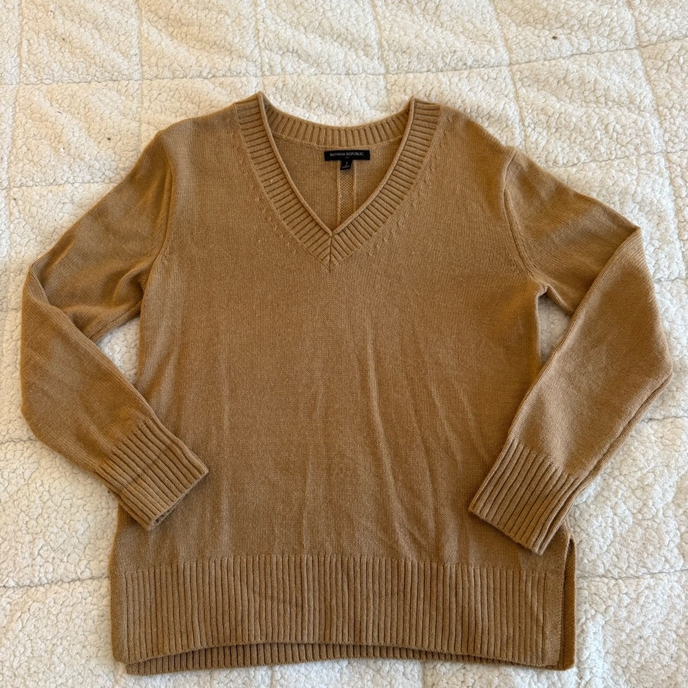 Banana Republic Women’s V-Neck Sweater in Camel